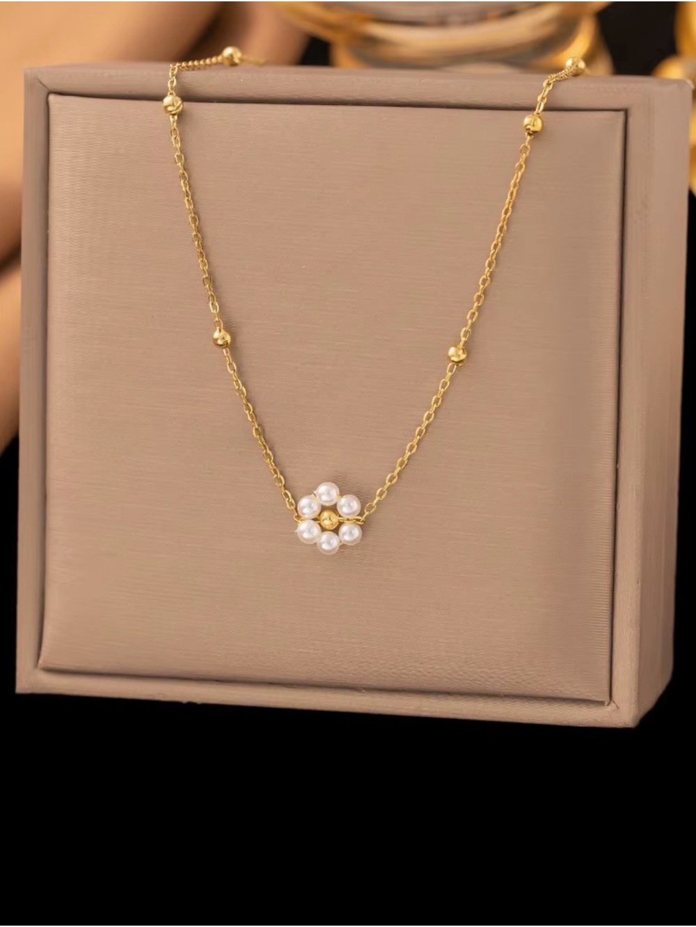 Gold Pearl Flower Necklace 🌸